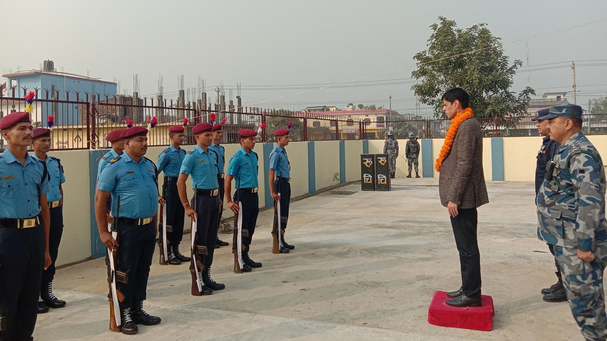 कैलालीको इलाका प्रशासन कार्यालय टीकापुरको प्रशासनिक नवनिर्मित भवनको उद्घाटनका क्रममा गृहसचिव विनोद प्रकाश सिंहलाई सलामी दिँदै प्रहरी। तस्बिर- झलनाथ खनाल/रासस